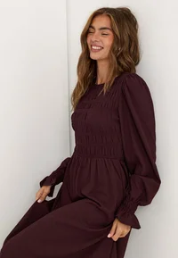 Bubbleroom LONG dark red maxi dress, close-up on model