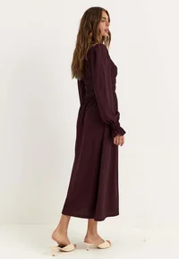 Bubbleroom LONG dark red maxi dress, side view on model