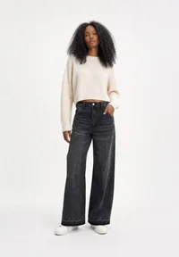 Full outfit with Even&Odd Black Denim jeans