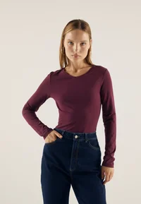 Front view of Anna Field bordeaux fitted top