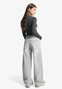Back view of Bershka grey balloon baggy jeans on model