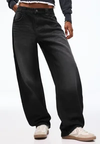 Front view of Bershka black balloon baggy jeans on model