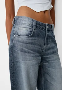 Waist and front pocket detail of Bershka balloon jeans