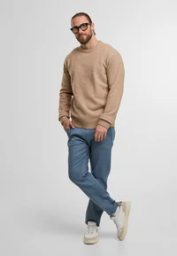 INDICODE JEANS beige knit sweater styled with jeans